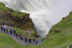 Voldsomt vandfald der fosser kraftigt nær turister