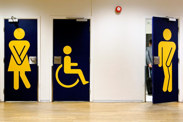 Bergens Lufthavn laver meget tydelig grafik for deres toiletter for henholdsvis kvinder, mænd og mennesker med handicap