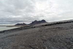 Gletsjerens sorte overflade, der skyldes vulkansk aske fra 2010, mindede om asfalt
