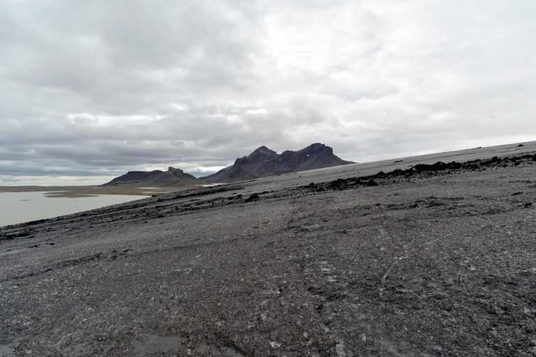 Gletsjerens sorte overflade, der skyldes vulkansk aske fra 2010, mindede om asfalt
