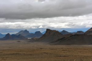 Dramatiske, brune bjerge i Island
