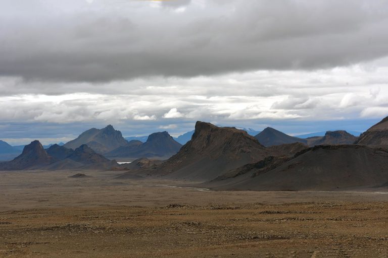Dramatiske, brune bjerge i Island